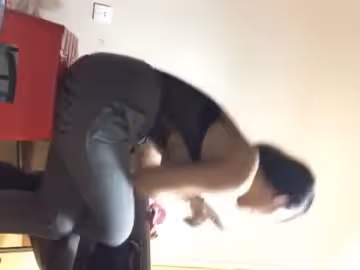 [在線]妹子打牌，輸一局脫一件