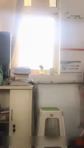 [在線國產]在某通公司業務代辦點上班好騷的妹子在辦公室露奶脫褲自摸摸出水