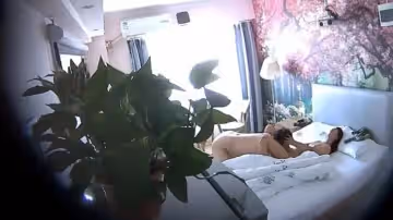 這麼漂亮的妹子居然和老男人來開房,果然是金錢的力量的...