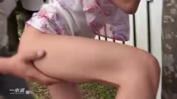 【亂掄】在公園的長椅上叔叔對侄女上手玩野戰第1集31分鐘