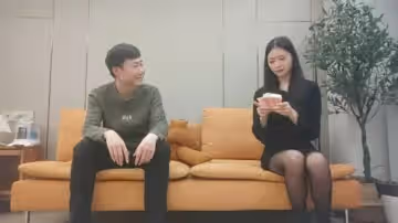 約黑絲美腿小姐姐啪啪清晰拍攝視角好,拉著頭髮後入騎乘爆插的...