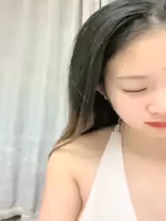 性感尤物！露背裙大奶呼之欲出！衛生間揉奶摸肥穴.