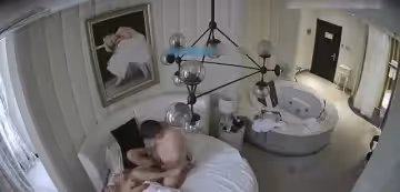 【美女】精品酒店偷拍文藝氣質范的美女外表清純沒想到那麼騷和中年男開房還閒床小操著不舒服,結果操的好像