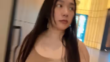高顏值氣質女神約炮屌絲最後射在了奶子上的.