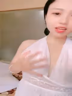 氣質超棒酒窩美女！性感白色短裙！笑起來甜美，坐馬桶上尿尿的。！