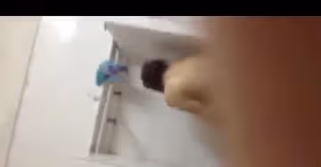 【偷拍】花錢僱人偷拍游泳館沖洗間妹子噓噓然後再換位置拍大奶妹子淋浴