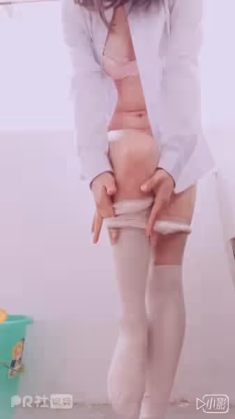 【在線】少女槍械師—陽台露出然後爬回宿舍 (4V-32MB)