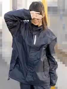 我遇見了一個睡在後巷的背包客女孩。綾瀨由依