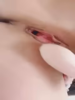 白虎乾淨美穴！振動棒帶顆粒套套自慰的。！