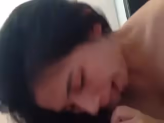第1眼看上去就知道是漂亮騷貨 嘴不停的吃雞巴