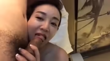 D奶少婦兩隻大奶不斷的甩臉