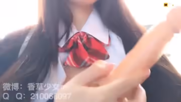 JK學生妹舔吸假肉棒，哥哥們看了都想操啊！