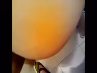夫妻在家衛生間拉著要洗衣服的漂亮老婆做了一炮 口活舒服太給力