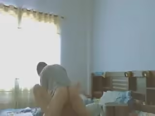 兩個青澀的騷年放假在家偷吃禁果妹子的一對奶子長得還不錯身材也不賴