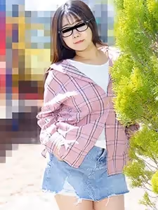 素人戴眼鏡 - 一個戴眼鏡的大胸女孩跨坐在馬桶上，想要一根雞巴。山口理緒