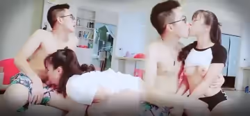 國產，兄妹趁著媽媽打掃衛生激情澎啪啪，場面淫蕩的啊