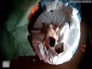 看上去很嫩漂亮的性感美女被猥瑣男友帶到酒店進房就扒掉她褲 4
