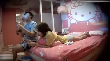 白富美短褲美女被情人從前面先操一會又從後面用力內射後拿手機拍攝