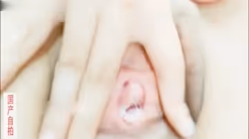 白嫩女生宿舍淫语自拍逼内白色的不知是白带还是处女膜