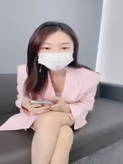 貴在真實！重慶某公司白領職員，公司LOGO都拍到，不怕老闆發現嗎？躲進公司廁所_2