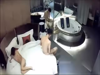 圓床套房年輕情侶激情造愛嬌小短髮美女被男友壓著操干出白漿衝刺的時候超級刺激射完妹子還檢查套子漏沒漏
