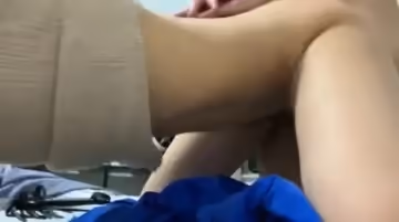 床邊後入猛操細腰美臀性癮女友 操的直叫BABA
