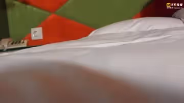 大二兼職美女模特萱萱經不住攝影師的誘惑和攝像師啪啪啪!