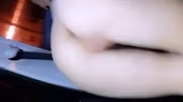 普通話說的不準的極品白虎粉逼主播貌似磕了藥有點嗨和豪車司機在野外車裡瞎搞。