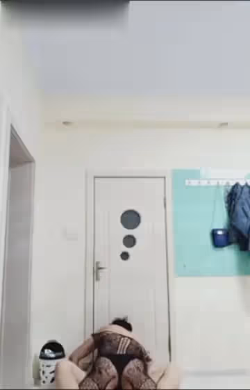 夫妻直播四眼男是個大變態穿個連體黑網情趣套猛干騷貨