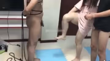 富姐和包养的小鲜肉做爱有个小奴在旁边伺候搞完了舔干净逼逼