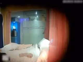 樣貌漂亮清純又水嫩的年輕美女酒店被男友壓平雙腿用力抽插