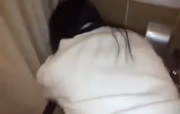公共衛生間和粉木耳學生妹偷情，陰毛稀疏小妹妹被無套內射