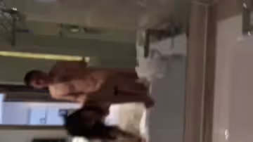 杭州藝術院校文靜漂亮的小美女每周都要在酒店被包養她的中年男土豪狠狠乾逼,真變態對著鏡子邊干邊拍!