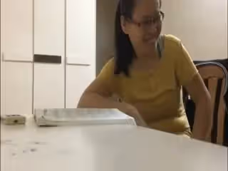 良家婦女彈琴休息時間挑逗她強行扒光啪啪內射婦女屁股真肥國語對白