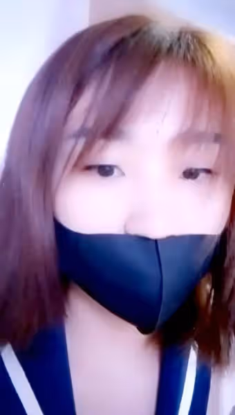 嬌小身材短髮口罩妹子情趣裝自慰 撥開珍珠內褲跳蛋塞入按摩器震動呻吟嬌喘-上