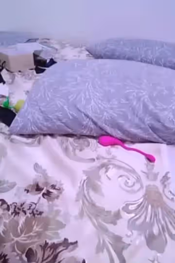 姐妹一起玩直播，露臉全裸道具自慰，把妹妹抱在懷中給她吃奶子