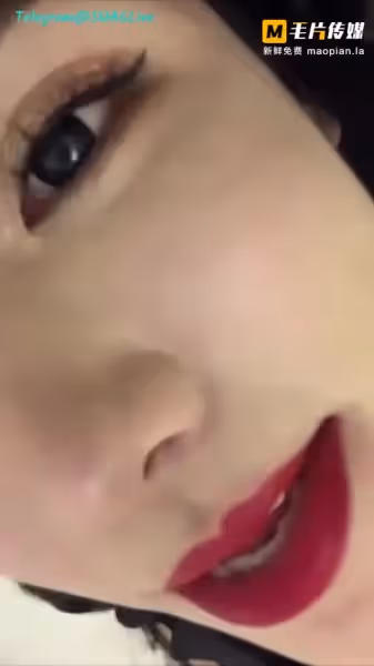 巨乳美女為炮友口交，炮友忍不住後入爆肏她騷穴！