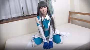 这是我第1次要换成英雄的形式给一个处女刷屏这在cosplay色情片中是不容易做到的但当她看到他们亲热时她再也无法忍受了导演介入了他们在处女面前做了NTR但导演再也无法忍受了