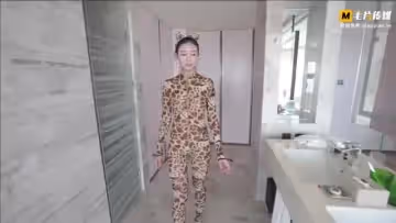巨挺翹乳模特露美鮑寫真集~色淫師也忍不住挑逗漂亮逼逼~