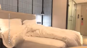 可愛的小美女在酒店和網友私會，剛開始害羞靦腆，乾得爽了就放得開了～