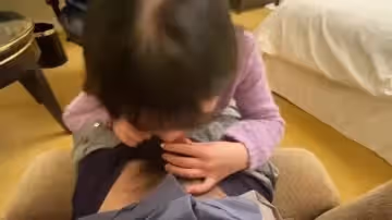 可愛女友跪在我面前吹，還自己做上來搖～當大王的感覺真爽！