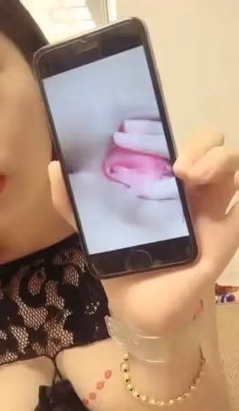 漂亮美女主播穿著露胸情趣內衣紫薇大秀