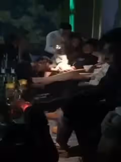 公共場所煙頭燙屄，是個狠人。