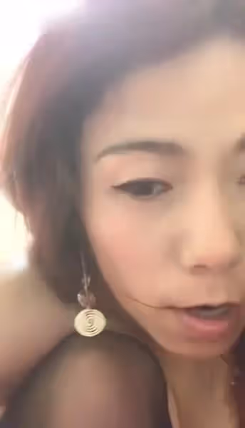 情趣裝主動上位摸著大哥的手揉自己的奶子