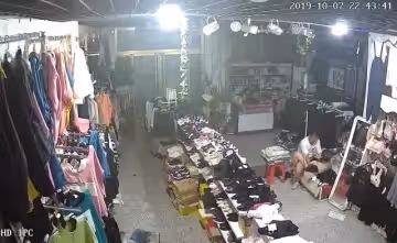 十月新破解商場監控偷拍店鋪打烊後老闆和收銀員在凳子上偷情啪啪看錶情搞得騷貨很爽