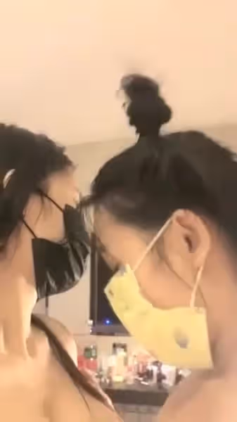 深夜雙女互舔啪啪大秀，69口交疊羅漢洗澡上位騎乘
