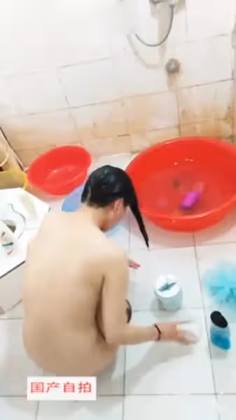 偷拍良家嬌妻衛生間全裸洗頭沐浴