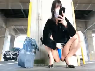 短裙丁字褲戶外露出！超刺激！人越多越興奮。