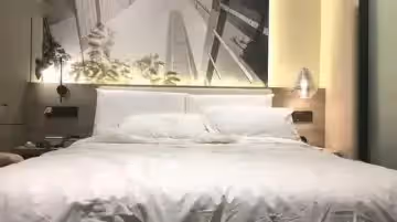 小宝寻花约了个白色T恤苗条身材妹子，舌吻调情沙发上骑坐自己动床上猛操