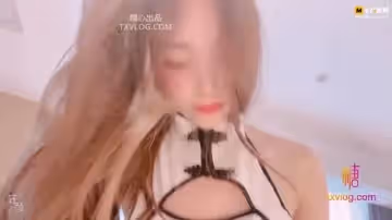 性感旗袍的按摩小姐姐在客人面前自慰後主動向前跟客人抽插做愛！